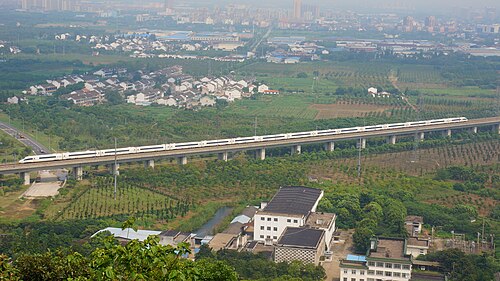 CRH380BL型动车组行驶于京沪高速铁路无锡段