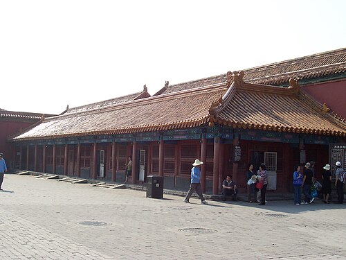 干清门外西侧内右门以西，隆宗门内北侧，坐北向南的庐房面阔十二间，进深两间，自东向西分别为：侍卫值宿房（东四间）、军机处大臣值房（中四间）、内务府大臣办事处（西四