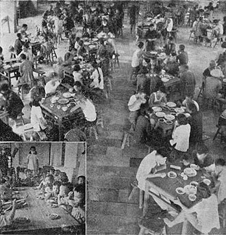 1958年下半年起，大多数人民公社社员开始在公共食堂里免费吃饭，俗称吃“大锅饭”[88]。该政策实施过程中出现了过度消耗和粮食浪费，成为导致大饥荒的重要原因之一