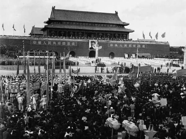 人民群众在天安门广场欢庆新中国的诞生