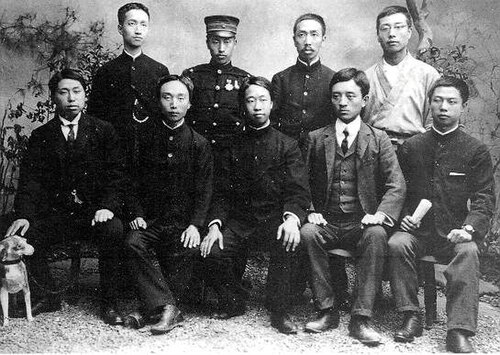华兴会部分领导人（1905年摄于日本东京）。前排左起：1黄兴，2未知，3胡瑛，4宋教仁，5柳扬谷；后排左起：1章士钊，2未知，3程家柽，4刘揆一